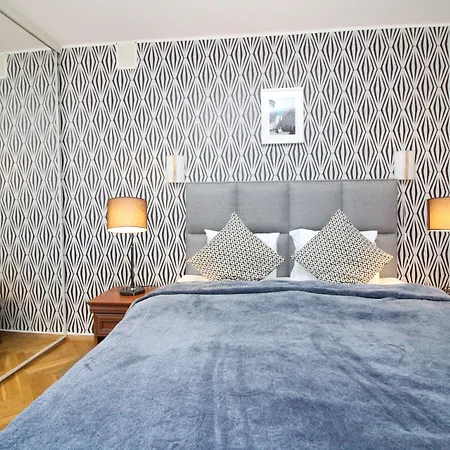 - Town Hall Square 아파트호텔