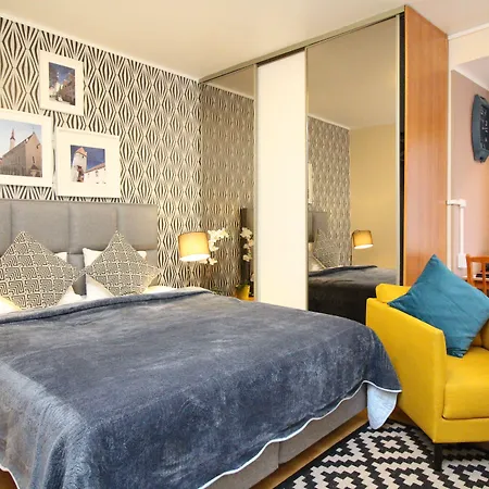 - Town Hall Square Aparthotel 3*