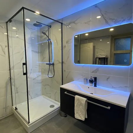 - Town Hall Square 아파트호텔