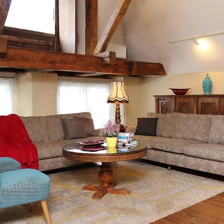 - Town Hall Square 아파트호텔