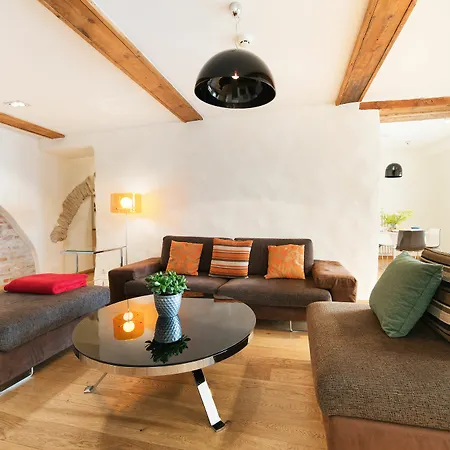 - Town Hall Square Apartmanhotel 3*