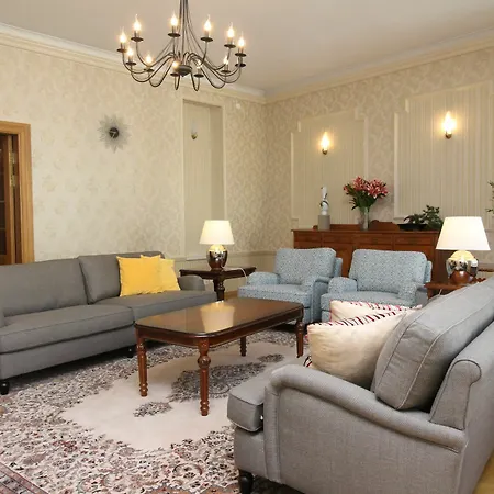 - Town Hall Square 3* 탈린