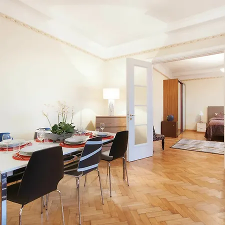 - Town Hall Square Aparthotel 3*