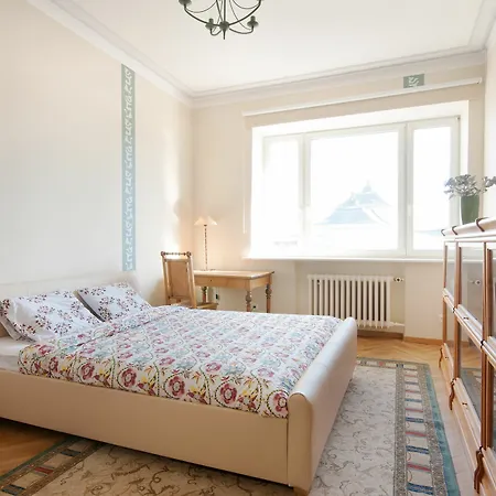 - Town Hall Square 아파트호텔