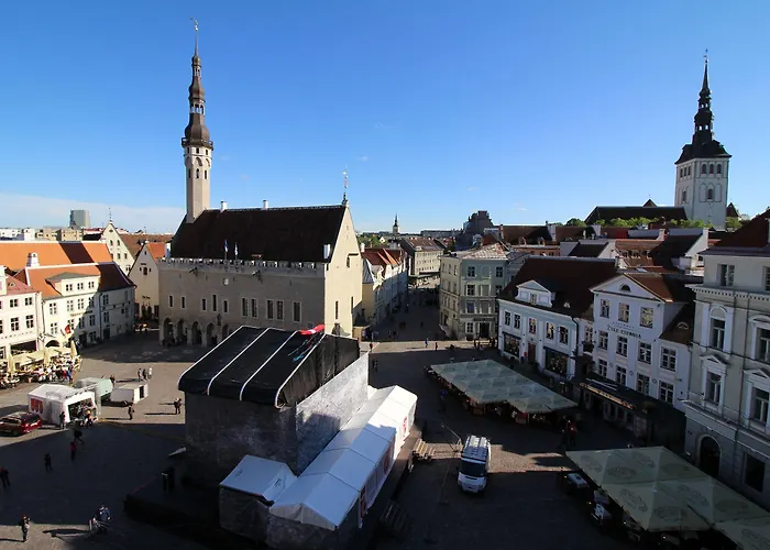 - Town Hall Square Aparthotel 3*