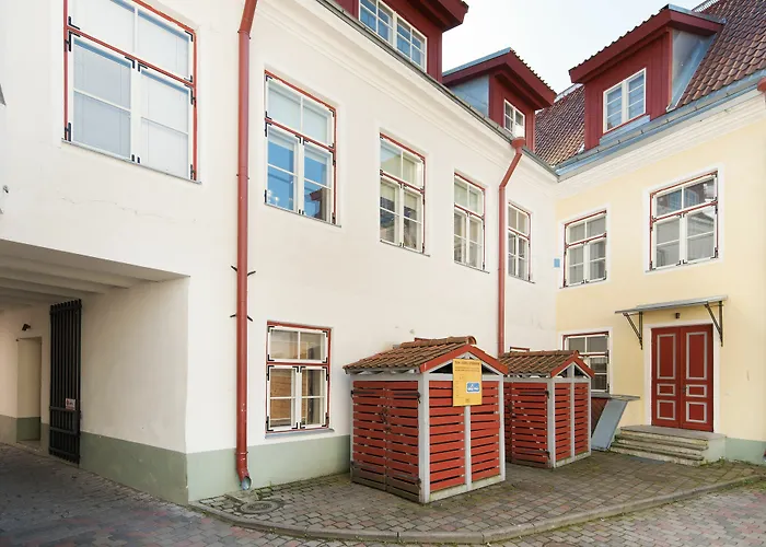 - Town Hall Square 아파트호텔