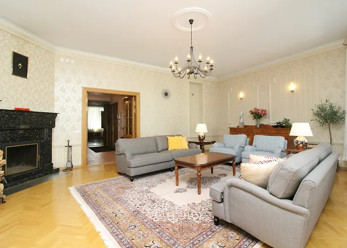 - Town Hall Square 3*